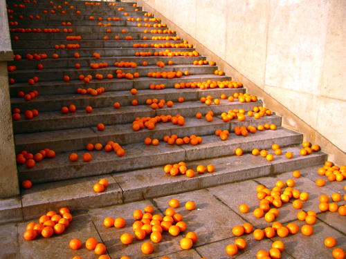 Коки Танака. Возмите апельсин, и выбросите его, недолго думая (кадр из видео). 2006 