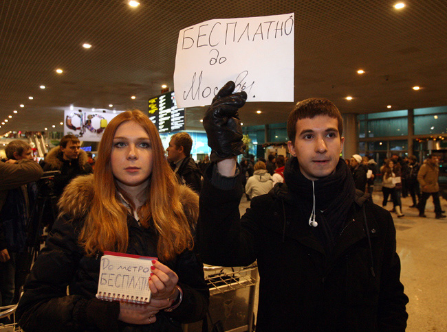 Добровольцы, предлагавшие помощь, после взрыва в аэропорту Домодедово