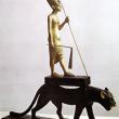 Статуя Тутанхамона верхом на спине черного леопарда 