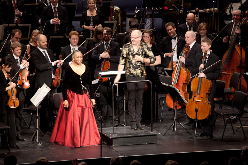 Арктический симфонический оркестр и Барбара Хендрикс (слева)