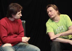 Освобожденные из СИЗО под залог активисты группы «Война» Леонид Николаев (слева) и Олег Воротников участвуют в дискуссии в арт-кафе «Фаланстер в Санкт-Петербурге». 26 февраля 2011 года