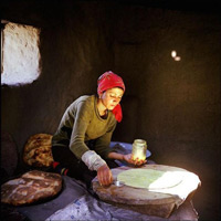 Рена Эффенди. Женщина, пекущая хлеб. 2006 