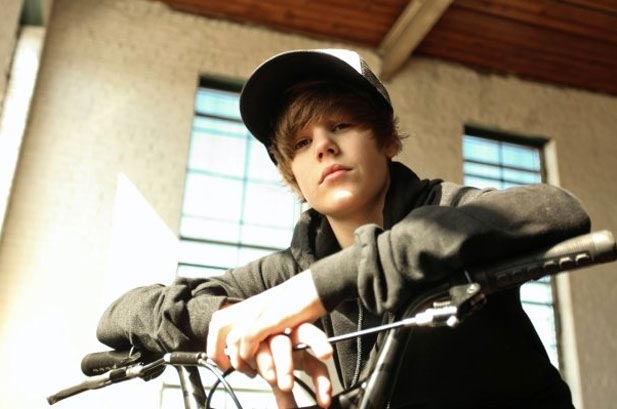 Видеоролик 17-летнего канадского поп-идола Джастина Бибера стал самым популярным музыкальным видео за всю историю сервиса YouTube. На данный момент клип на песню «Baby» набрал более 500 млн просмотров.