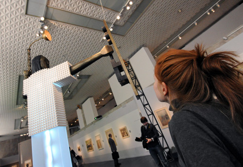 Скульптура «Электрическая Венера» на выставке Александра Лабаса «На скорости XX века» 