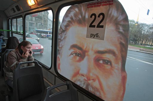 Микроавтобусы с портретом Иосифа Сталина появятся в Москве уже 3 мая. Организаторы акции договорились о размещении баннеров с медалью «За победу над Германией» и профилем диктатора на трех маршрутках, которые будут курсировать по центру Москвы в течение месяца.