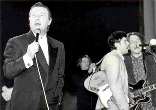 Единственное live-исполнение песни: Мегаполис, Ногу свело! и Лев Лещенко на сцене Московского Дворца молодежи, 1994 год
