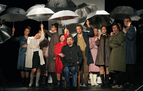 Сцена из спектакля «Портрет с дождем»