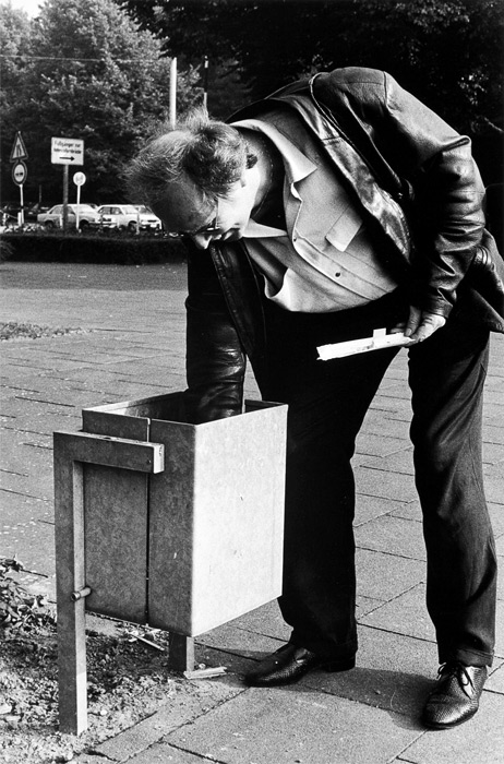 Беньямин Кац. Зигмар Польке у входа на Дюссельдорфскую ярмарку. 1983 