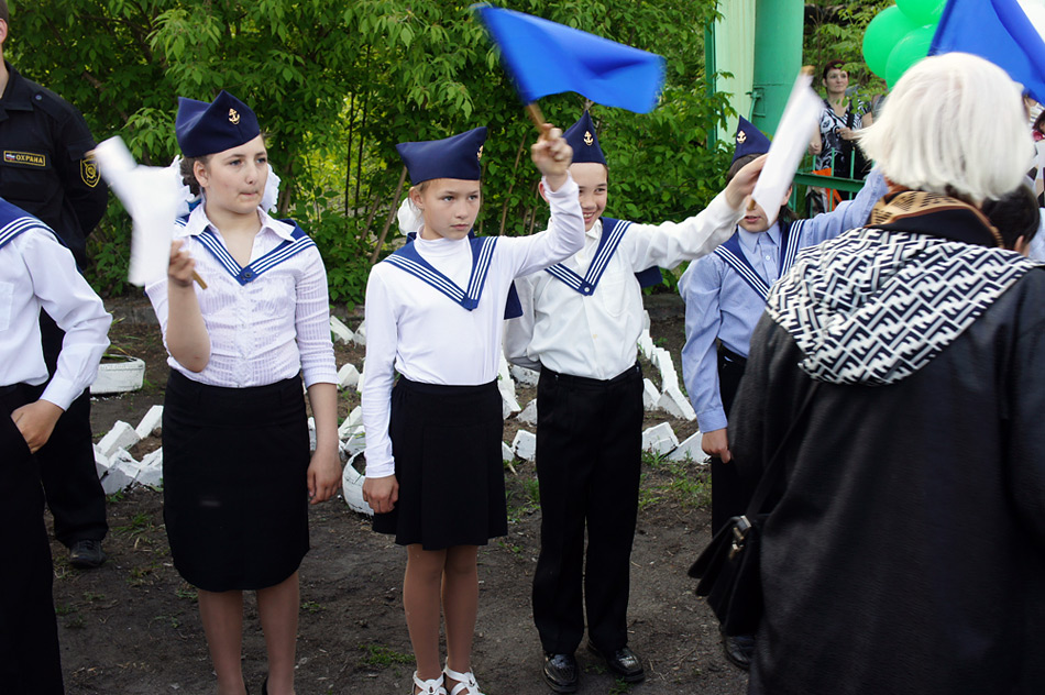 Школьники с флажками сопровождали пассажиров «Ивана Кулибина» - Мария Кувшинова