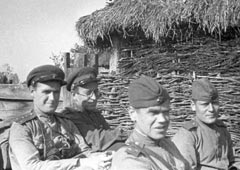 Писатель Василий Семенович Гроссман (второй слева) с фронтовыми товарищами, 1 июня 1943 года Действие «Жизни и судьбы» происходит с сентября 1942 года по апрель 1943 года. Роман, в котором более тысячи персонажей, рассказывает, в частности, о Сталинградской битве, сталинских и гитлеровских концлагерях