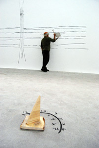 Артур Баррио во время работы над инсталляцией для бразильского павильона 