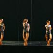 Сцена из балета Biped. Дженнифер Гогганс, Дженни Стил, Марси Мэннерлин