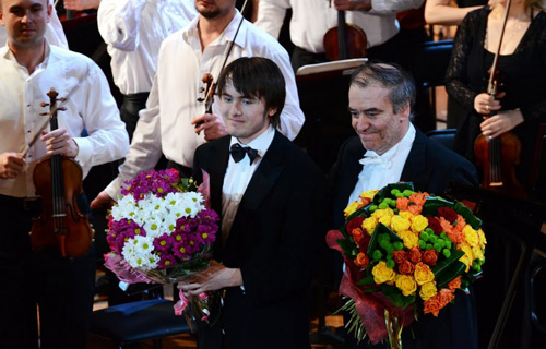 Валерий Гергиев и победитель среди пианистов Даниил Трифонов