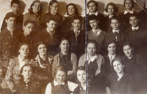 1941 год. После окончания 8-го класса. Третья слева в верхнем ряду Лена Мухина. Из личного архива родственницы Лены Мухиной