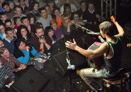 Игорь Растеряев во время выступления на концерте в клубе «Икра» 