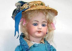 На онлайн-акционе  eBay  поющая кукла Эдисона (разумеется, в нерабочем состоянии) продается за $6000