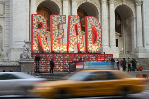 В рамках программы популяризации чтения Публичная библиотека Нью-Йорка установила у входа в здание слово read размером 8х13 метров, сложенное из книг доктора Зюсса