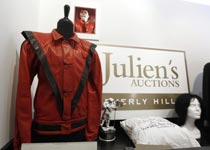 26 июня 2011 года куртка, в которой Джексон снимался в  «Thriller» , была  куплена  на аукционе за $1,8 млн