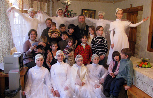 Праздник в детском приюте в Никольском. В центре – Вера Дробинская (слева), ее дети и сестра