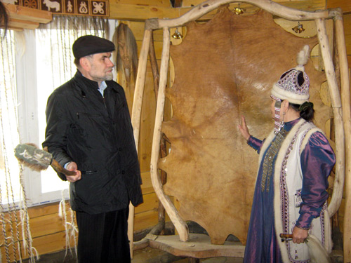 Сергей Сельянов (слева) совершает шаманский ритуал