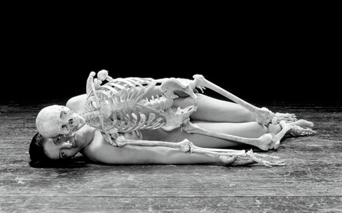 Марина Абрамович. Обнаженная со скелетом. 1996
