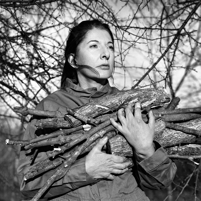 Марина Абрамович. Портрет с дровами. 2009