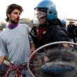 Раненый участник акции протеста задержан полицейским. 15 октября 2011. Рим, Италия 