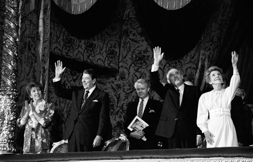Президент США Рональд Рейган с супругой Нэнси Рейган и Генеральный секретарь ЦК КПСС Михаил Горбачев с супругой Раисой Горбачевой в ценральной ложе Большого театра, 1 июня 1988 года