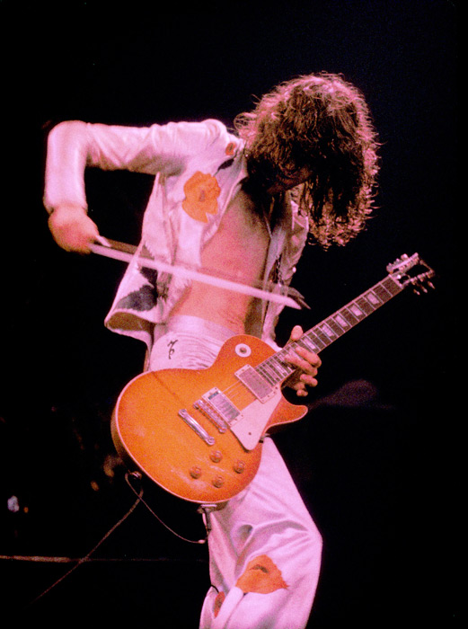 Джимми Пейдж со скрипичным смычком. Концерт Led Zeppelin в Madison Square Garden. 1977 