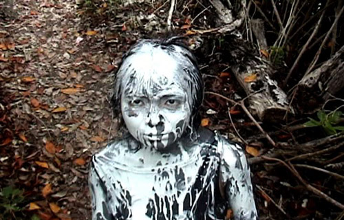 Художница Наоми Ринкон-Гальярдо в своем видео «Тропическая роща» (Manglar). 2006 