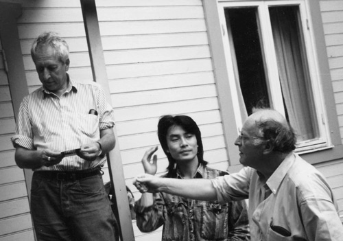 Иосиф Бродский с Тумасом Транстрёмером и китайским поэтом Ли Ли на даче у Транстрёмеров на острове Рунмарё в Стокгольмском архипелаге, 4 августа 1990 года