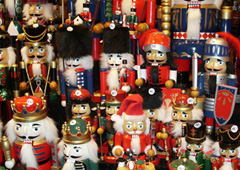 Щелкунчики, загримированные под Санта-Клаусов, на рождественской ярмарке в Гамбурге