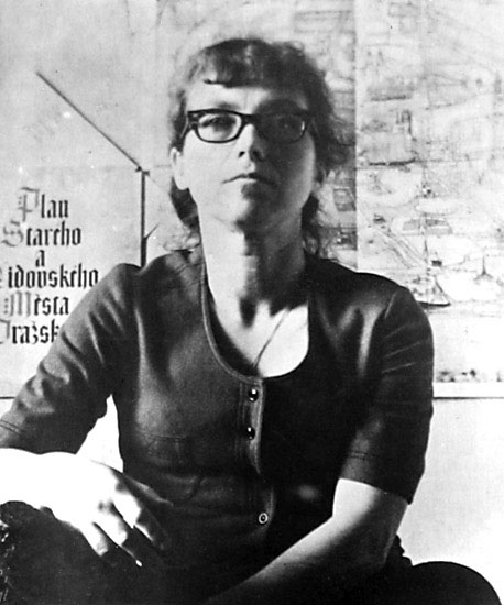 Наталья Горбаневская на фоне плана Праги. Москва, март 1973 
