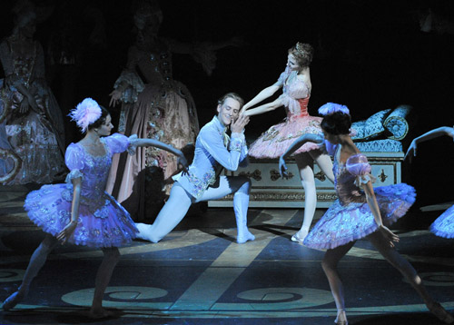 Дэвид Холберг и Светлана Захарова в сцене из балета Петра Чайковского «Спящая красавица» на исторической сцене Большого театра 