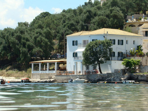 Белый дом в Калами на острове Корфу, в котором жил Лоуренс Даррелл - Montse & Ferran