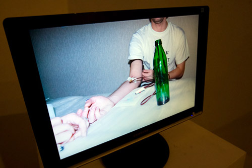 Выставка «Украинское тело». Александр Володарский. Зленая бутылка, наполненная красной жидкостью 