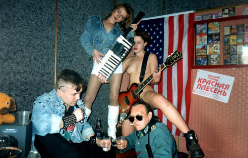 Павел Яцына (слева) на студии. 1999