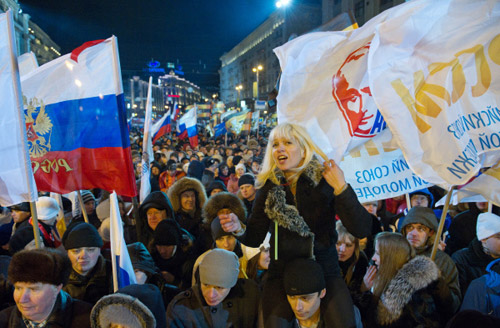 Участники санкционированного митинга в поддержку Владимира Путина на Манежной площади