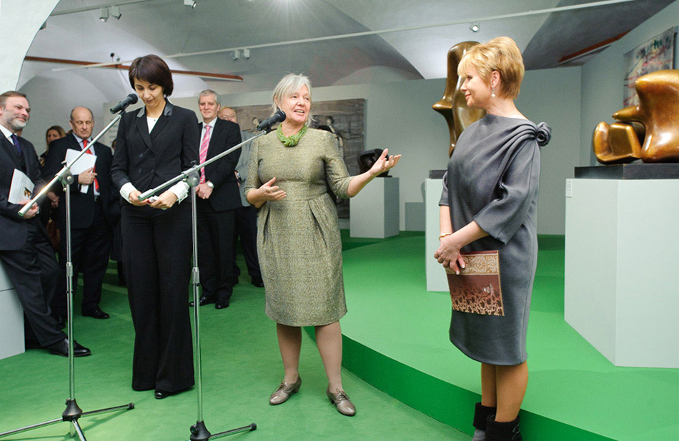 В центре: Мэри Мур, справа: Елена Гагарина - генеральный директор Музеев Московского Кремля