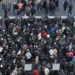 Москва. 5 марта. Участники акции оппозиции "За честные выборы" проходят через рамки металлоискателей на Пушкинской площади