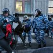 Cотрудники правоохранительных органов задерживают участниц митинга оппозиции на Исаакиевской площади в Санкт-Петербурге 