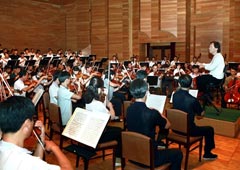Чон Мен Вун репетирует с оркестром «Унасу»