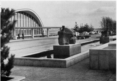 Генри Мур. Без названия (две фигуры). Аэропорт Lambert St. Louis, США. 1961