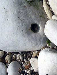 Камень с отверстием 
