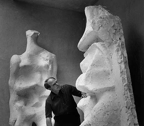 Генри Мур в мастерской с эскизом скульптуры “Рельеф №1”. 1959 