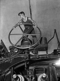 Комсомолец за штурвалом бумагоделательной машины. Балахна, 1929 