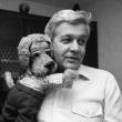 В четверг, 12 апреля, умер заслуженный диктор Центрального телевидения Владимир Ухин, который более тридцати лет вел детскую передачу «Спокойной ночи, малыши!». Ровно через месяц ему исполнилось бы 82 года.