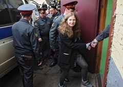 Участница феминистской панк-группы  Pussy Riot  Мария Алехина (справа), обвиняемая в хулиганстве в храме Христа Спасителя, у входа в Таганский районный суд. Москва, 19 апреля 2012 года