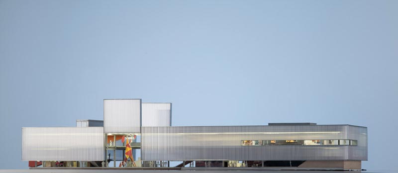 В пятницу, 27 апреля, Центр современной культуры «Гараж» представил концепцию своего нового здания в московском ЦПКиО им. Горького, разработанную совместно с бюро OMA архитектора Рема Колхаса.