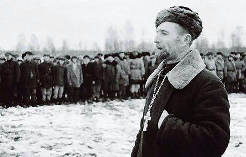 Православный священник выступает перед бойцами партизанского соединения. Ленинградская область 